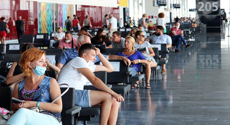 Türkei Flughafen Bodrum wartende Passagiere September 2020 Foto iStock Oleg Elkov.jpg